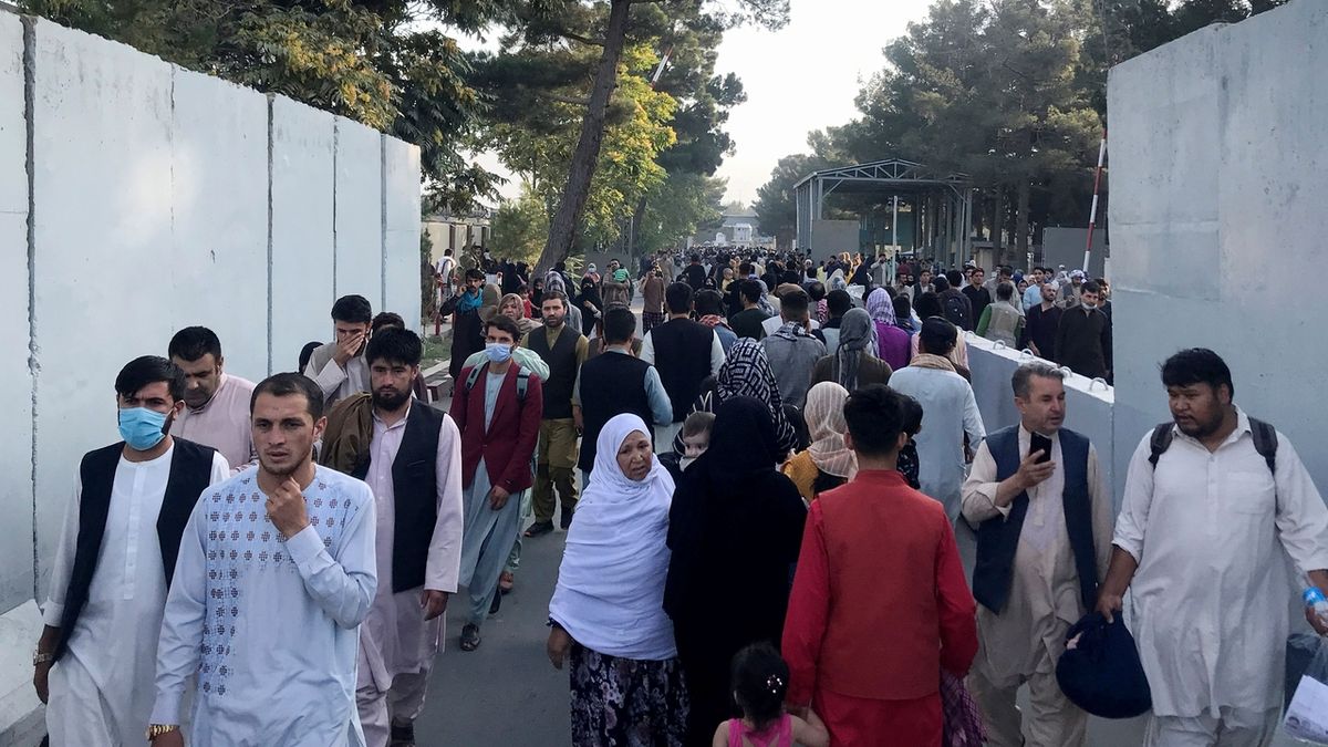 V tlačenici před letištěm v Kábulu se zranilo 17 lidí